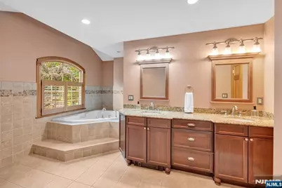 1025 Maple Drive, New Milford, NJ 07646 - Photo 28