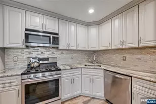 430 Poets Way 430, Mahwah, NJ 07430 - Photo 12