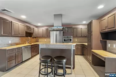300 Gorge Road 2 #2, Cliffside Park, NJ 07010 - Photo 8