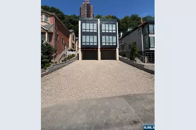 392 Undercliff Avenue 1 #1, Edgewater, NJ 07020 - Photo 12