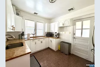 395 Taylor Avenue, Hackensack, NJ 07601 - Photo 8