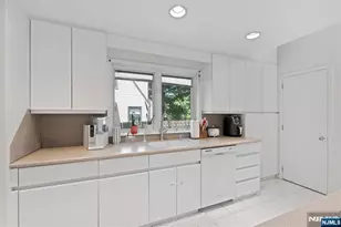 529 Wyndham Rd, Teaneck Township, NJ 07666 - Photo 16