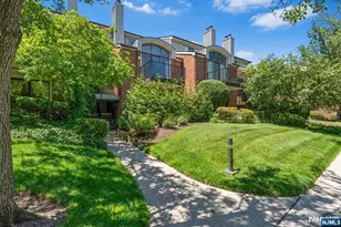 8 Wadsworth Ct, Teaneck Township, NJ 07666 - Photo 2