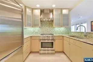 3 Moorings Ln, Edgewater, NJ 07020 - Photo 2