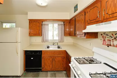 1 Leliarts Lane, Elmwood Park, NJ 07407 - Photo 4