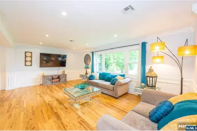 375 Queens Court, Ridgewood, NJ 07450 - Photo 8