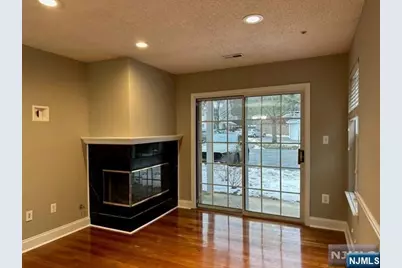 1047 Cambridge Court 1047 #1047, Mahwah, NJ 07430 - Photo 6