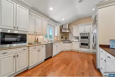 1050 W Pines Lake Drive, Wayne, NJ 07470 - Photo 10