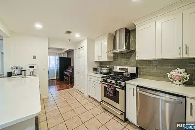 306 Smith Court R306 #R306, Edgewater, NJ 07020 - Photo 12