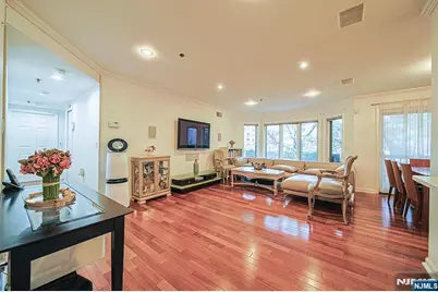 306 Smith Court R306 #R306, Edgewater, NJ 07020 - Photo 4