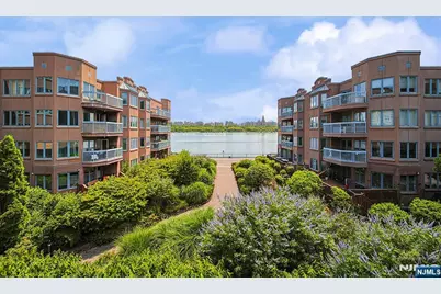 306 Smith Court R306 #R306, Edgewater, NJ 07020 - Photo 2