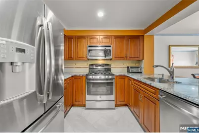 303 Ellery Court 303 #303, Edgewater, NJ 07020 - Photo 4