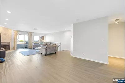 300 Gorge Road 8 #8, Cliffside Park, NJ 07010 - Photo 2