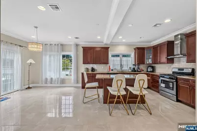809 Edgewood Lane, Fort Lee, NJ 07024 - Photo 10