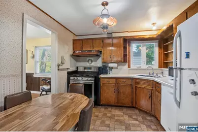 185 Reldyes Avenue, Leonia, NJ 07605 - Photo 8