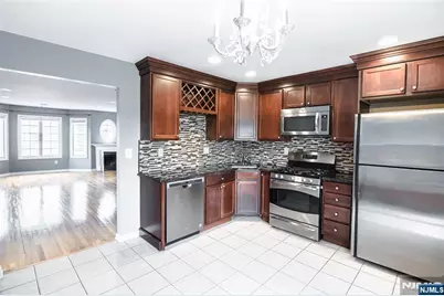 49 Stuyvesant Avenue 16 #16, Lyndhurst Township, NJ 07071 - Photo 4