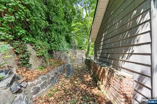 8 Old Wood Rd, Edgewater, NJ 07020 - Photo 22