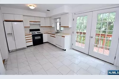 2462 7th B #B, Fort Lee, NJ 07024 - Photo 4