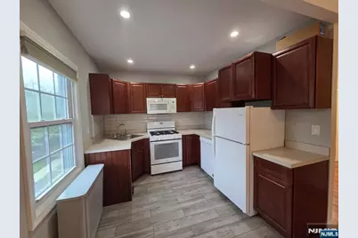 16 Sidney Avenue 2nd Floor #2nd floor, Rutherford, NJ 07070 - Photo 2