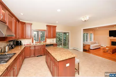 1056 Edgewood Lane, Fort Lee, NJ 07024 - Photo 14