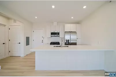 401 E Central Boulevard 2E #2E, Palisades Park, NJ 07650 - Photo 4