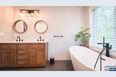 240 E Clinton Avenue, Tenafly, NJ 07670 - Photo 24