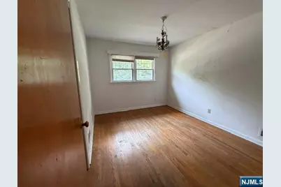1008 Windsor Road, Teaneck Township, NJ 07666 - Photo 10