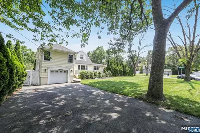 122 Village Circle West, Paramus, NJ 07652 - Photo 18