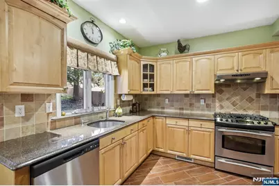 292 Gorden Drive, Paramus, NJ 07652 - Photo 12