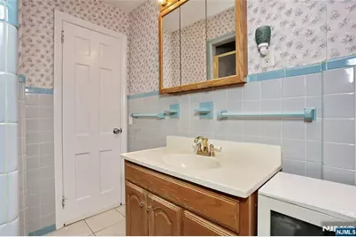 137 Manhattan Avenue, Waldwick, NJ 07463 - Photo 22