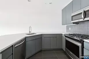 1 Executive 404, Fort Lee, NJ 07024 - Photo 32