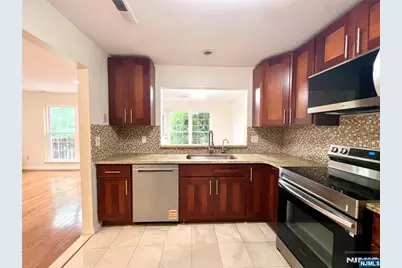 555 Ridge Lane, Fort Lee, NJ 07024 - Photo 12