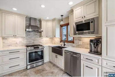 321 Thomas Avenue, Lyndhurst Township, NJ 07071 - Photo 10
