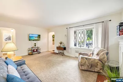 81 W Gouverneur Avenue, Rutherford, NJ 07070 - Photo 2
