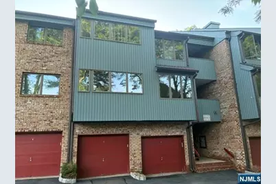 132 Indian Hollow Court, Mahwah, NJ 07430 - Photo 2