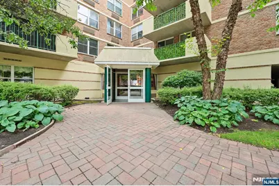 200 Grand Cove Way 2D #2D, Edgewater, NJ 07020 - Photo 2