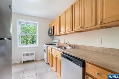 2320 Linwood Avenue 3F #3F, Fort Lee, NJ 07024 - Photo 4