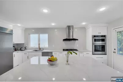 290 Mohegan Way, Fort Lee, NJ 07024 - Photo 12