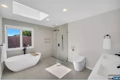 290 Mohegan Way, Fort Lee, NJ 07024 - Photo 18