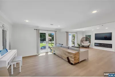 290 Mohegan Way, Fort Lee, NJ 07024 - Photo 6