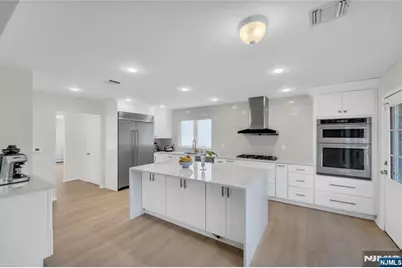 290 Mohegan Way, Fort Lee, NJ 07024 - Photo 10