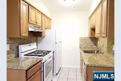 280 Undercliff Avenue 2 #2, Edgewater, NJ 07020 - Photo 4