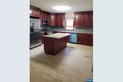 85 Linden Avenue, Elmwood Park, NJ 07407 - Photo 4