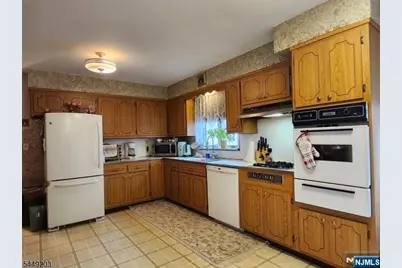 33 Livingston Avenue, Lyndhurst Township, NJ 07071 - Photo 8