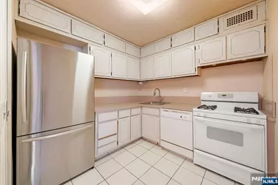 2100 Linwood 17C #17C, Fort Lee, NJ 07024 - Photo 4