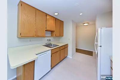 204 Indian Hollow 204 #204, Mahwah, NJ 07430 - Photo 4