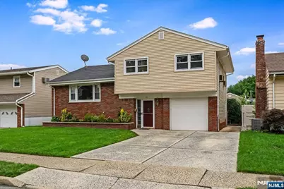 20 Moos Lane, Bergenfield, NJ 07621 - Photo 2