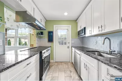 122 Parkview Drive 7 #7, Teaneck Township, NJ 07666 - Photo 8