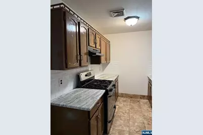 846 Riverside Avenue 106 #106, Lyndhurst Township, NJ 07071 - Photo 4