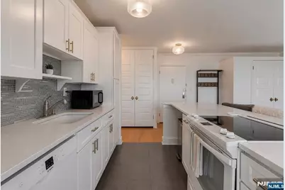 100 Manhattan Avenue 708 #708, Jersey City, NJ 07087 - Photo 4